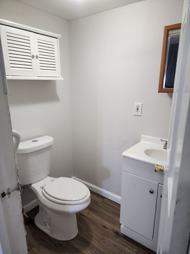 Building Photo - LARGE 4 Bedroom Home For Rent