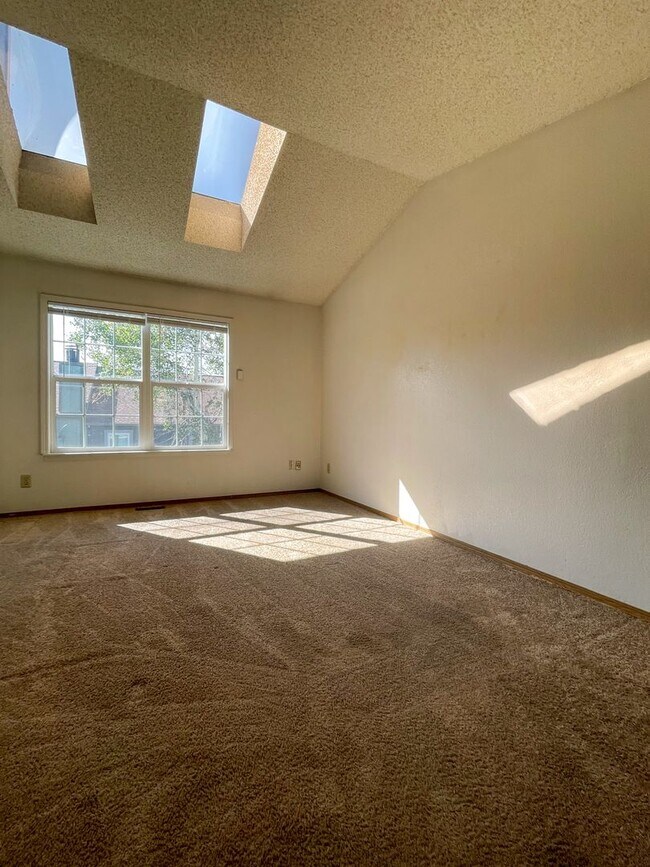 Building Photo - Beautiful 2-Bedroom Townhome in Aurora – A...