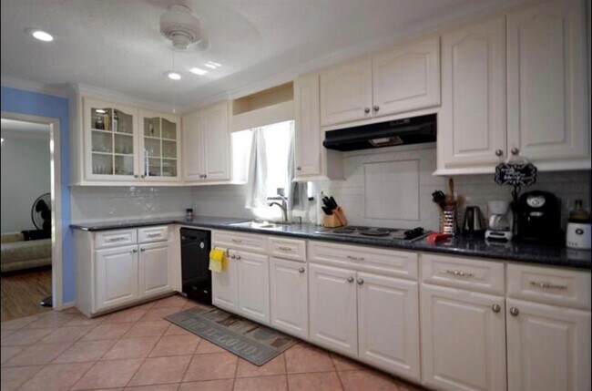 Building Photo - 4107 Cypress Lake Dr