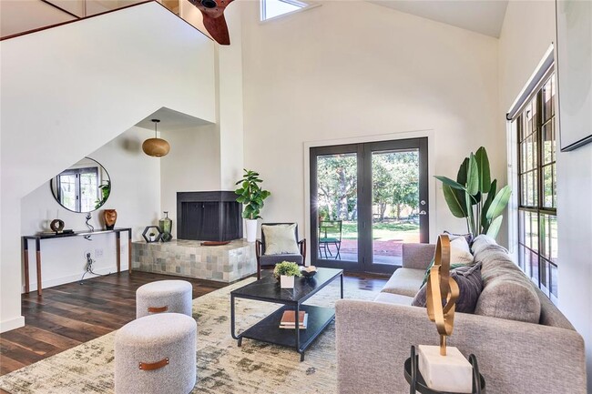 Building Photo - 10110 Lake Ridge Dr
