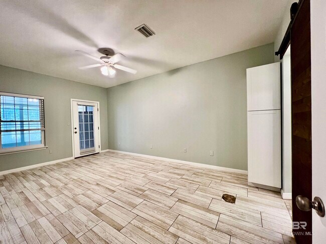 Building Photo - 444 Clubhouse Dr