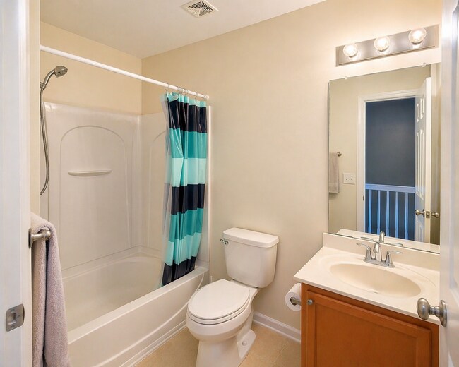 Building Photo - Three Bedroom Townhome Available!