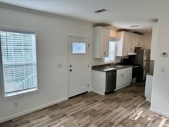 Building Photo - 887 E Colonial Cir