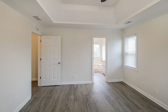 Building Photo - 3870 Paulownia Dr