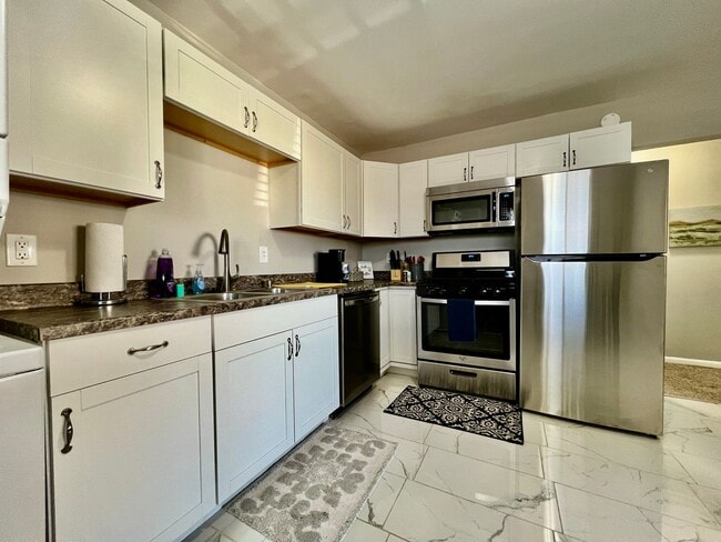 Building Photo - Welcoming Two Bedroom Apartment on Whitaker