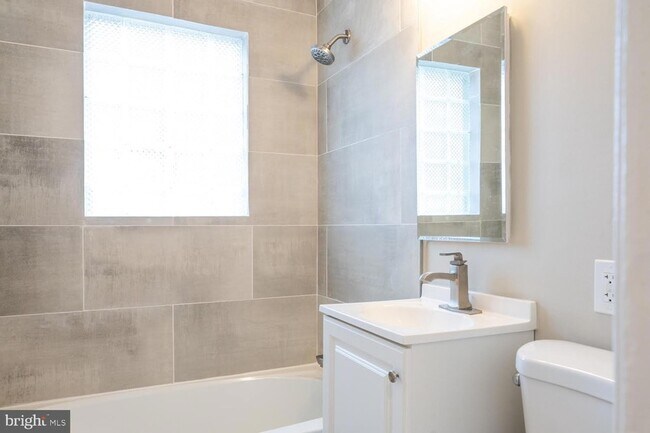 Building Photo - 3903 Fairview Dr