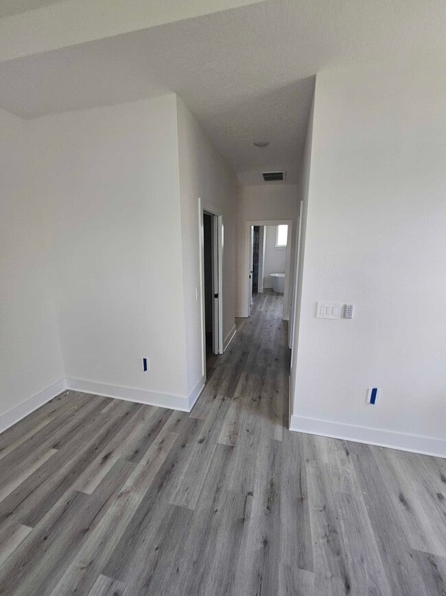 Building Photo - 14118 Fort Myers Ave