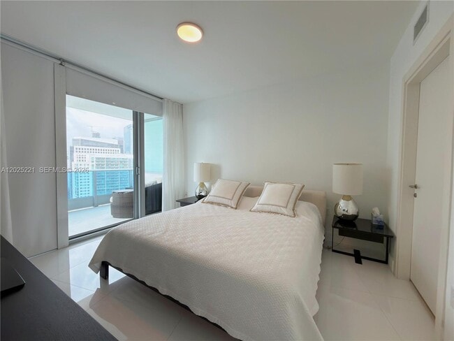 Building Photo - 200 Biscayne Blvd Way
