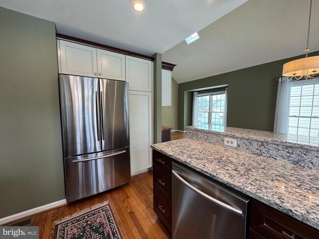 Building Photo - 15 Linden Hill Way SW