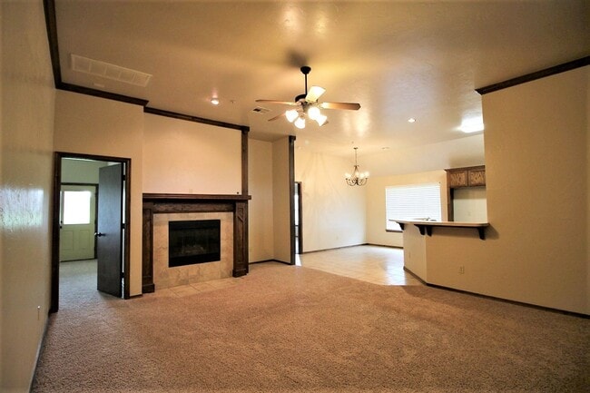 Building Photo - Gorgeous 4 Bed 2 Bath in Gated Community