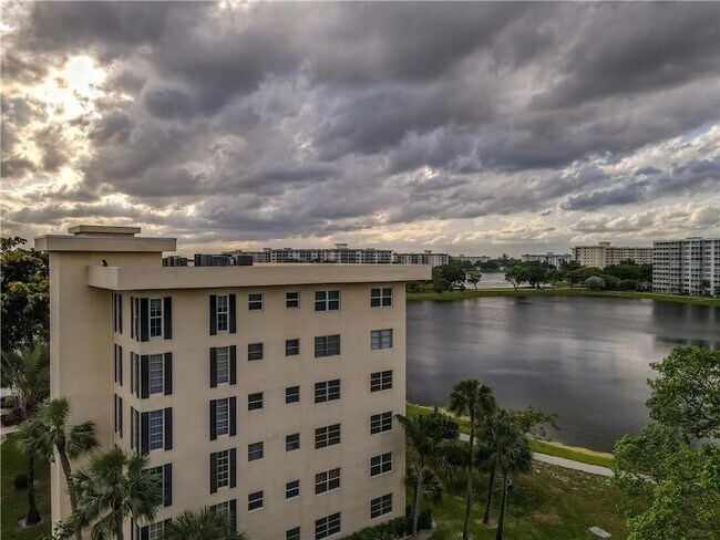 Building Photo - 2751 N Palm Aire Dr