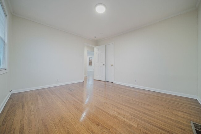 Building Photo - Spacious & Newly Renovated 5-Bedroom Home Available May 9!