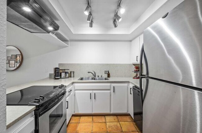 Building Photo - 280 S Avenida Caballeros