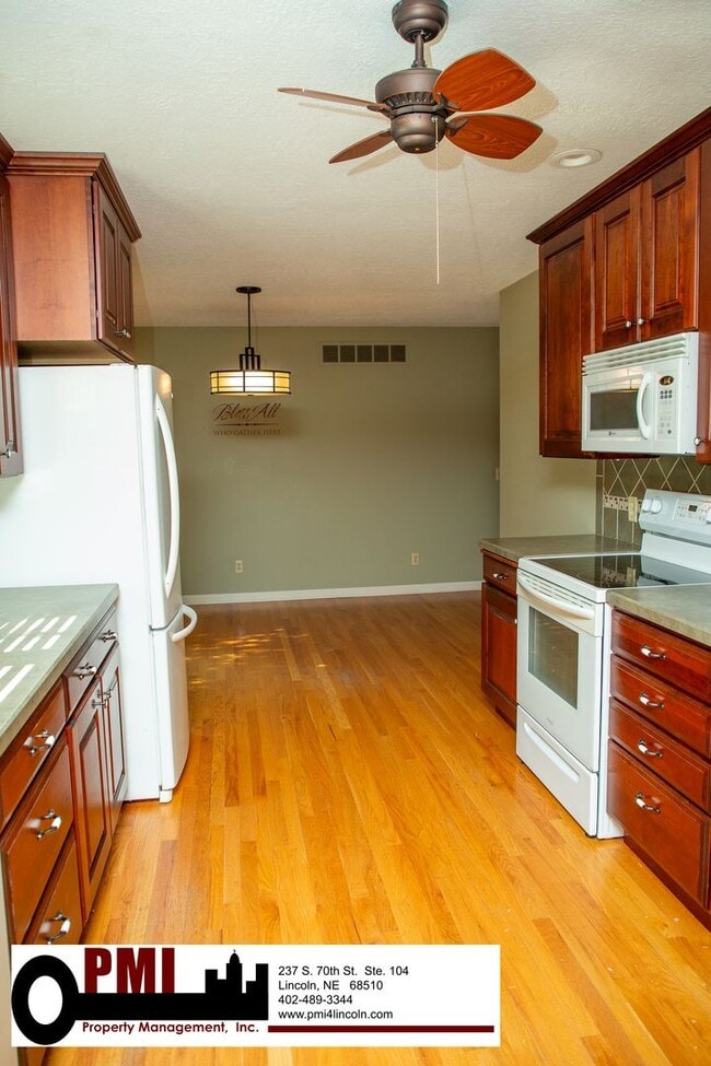 Building Photo - 3 Bedroom and 2 bathroom Colonial Hills House for rent!