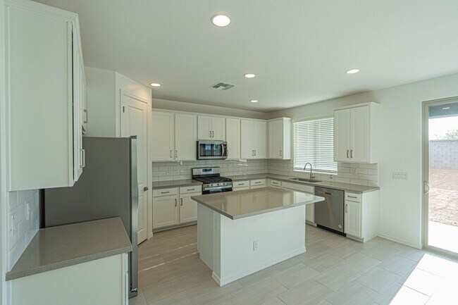 Building Photo - Stunning Sundrop Model Home – Brand New an...