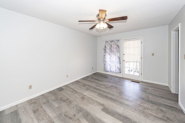 Building Photo - 2 Bedroom, 1.5 Bathroom Townhome - Summerville