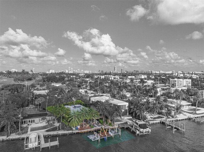 Building Photo - 2440 N Shore Terrace