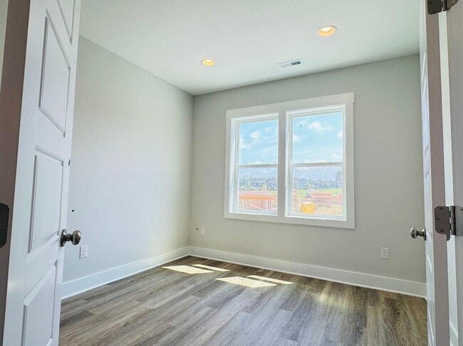 Building Photo - 4 bedroom End Unit Townhome in Wendell Fall