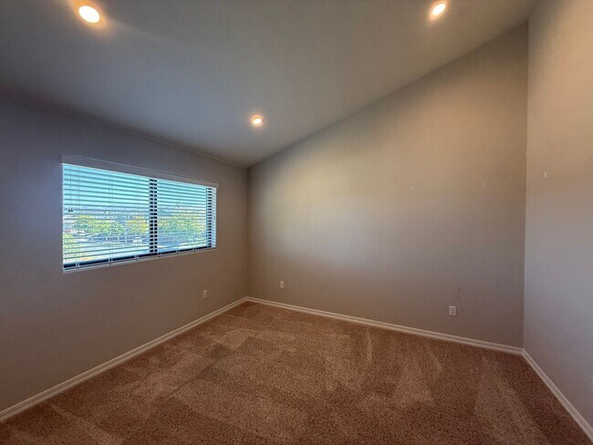 Building Photo - Updated 2 Bedroom/ 2 Bathroom Duplex in Coffee Park!