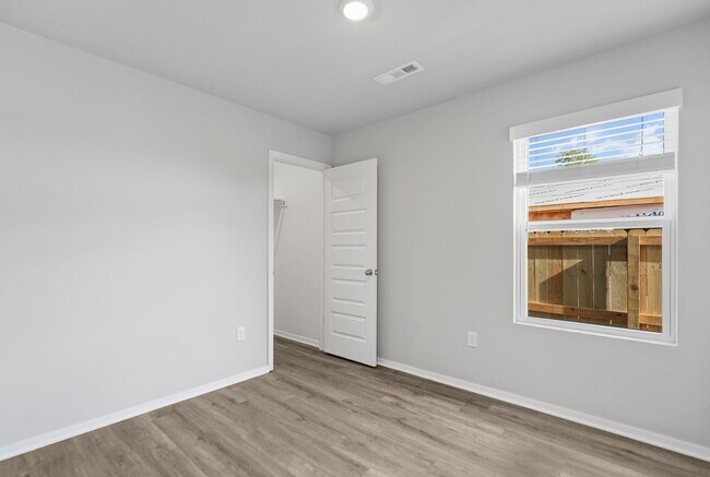Building Photo - 6608 NW Vandergriff St