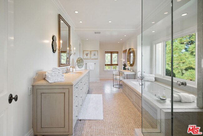 Building Photo - 980 Stradella Rd