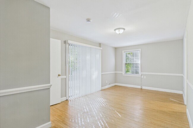 Building Photo - Large Home in Guilford Hills, Hardwood Flo...