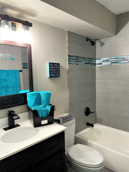 Building Photo - 302 Allen St