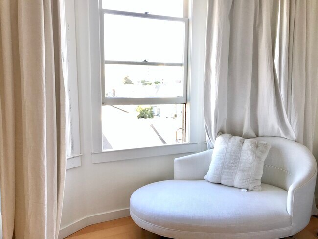 Building Photo - 1990 Green St