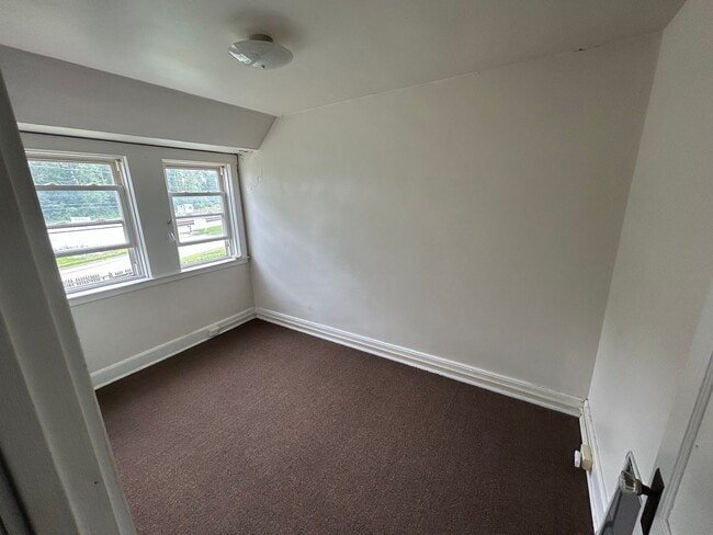 Building Photo - 1673 W 15th St