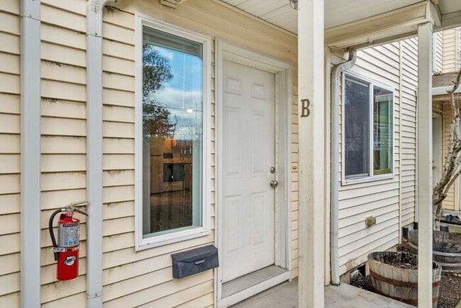 Building Photo - Big 2 bedroom townhouse. Minutes to Portland!!!!