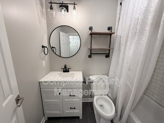 Building Photo - 3153 Woodhaven Dr