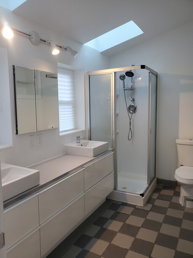 rear bath 3 - 4614 Chester Ave