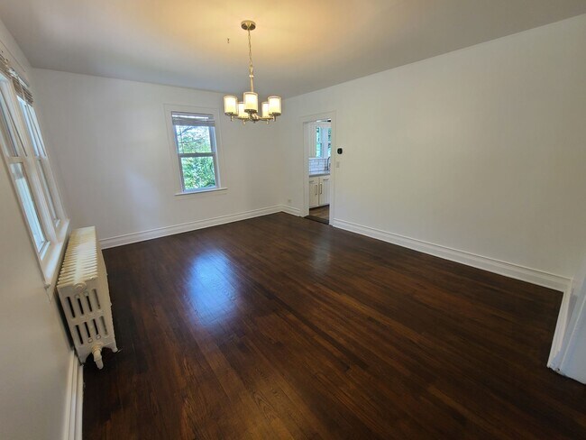 Building Photo - 4 bedrooms and 1.5 bathrooms, this home of...