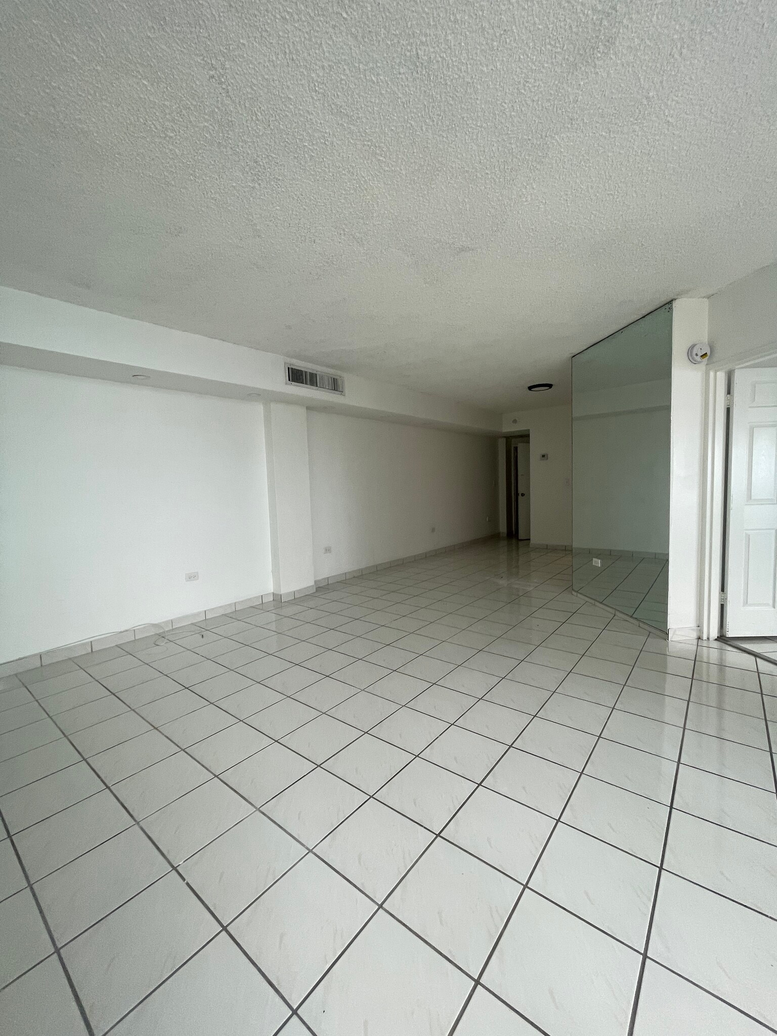 Building Photo - 905 Brickell Bay Dr