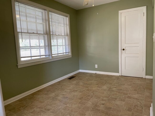 Building Photo - Adorable Donelson Home!