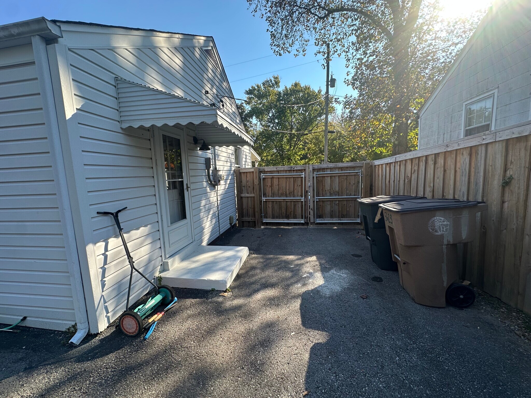 Side of house. - 5623 Meadowcrest Ln