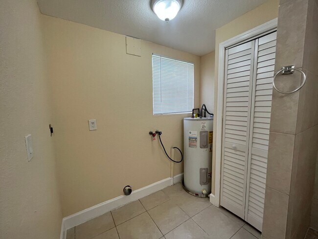 Building Photo - 3 bedroom 2 bath Mangonia Park home for RENT