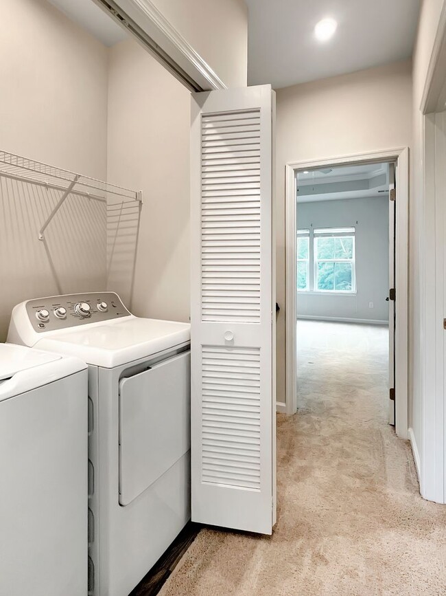 Building Photo - Move-In Ready Townhome with Finished Basem...