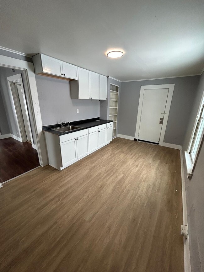 Building Photo - 319 Commercial St