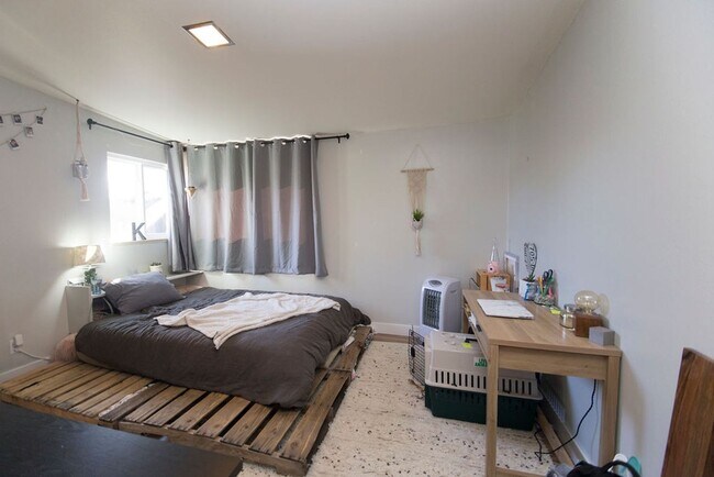 Building Photo - Students Welcome! 3 Bedroom Great Location!