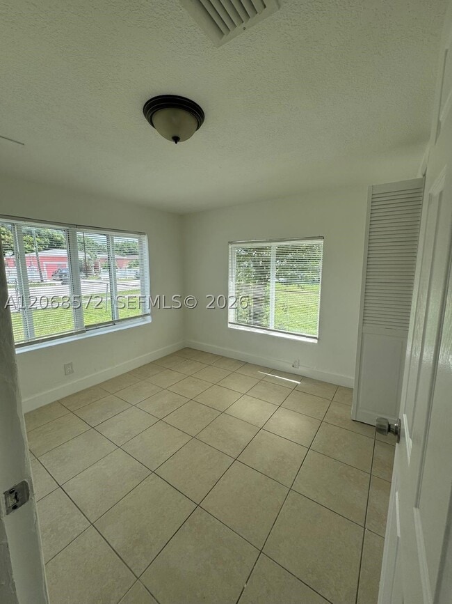 Building Photo - 4130 SW 25th St