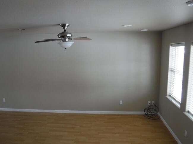 Building Photo - 441 Country Club Ln