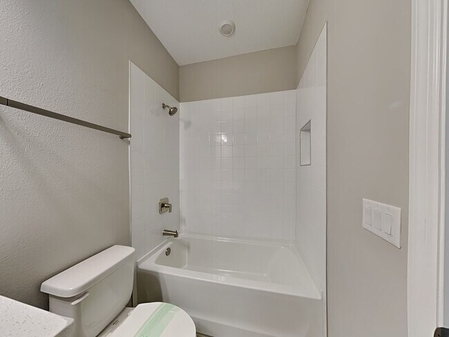 Building Photo - 637 Bayhawk St