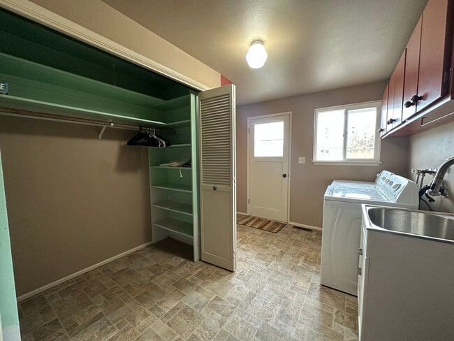 Building Photo - Vintage Character, Modern Finishes! Spacio...