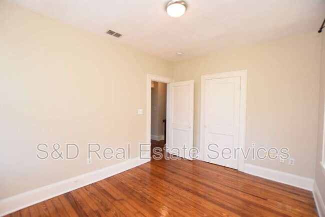 Building Photo - 709 1/2 Park Hill Ave.