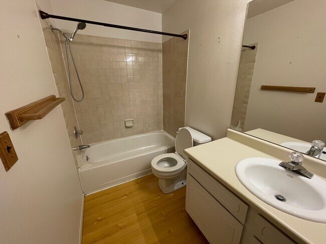 Building Photo - 2 bed 2 bath available now!