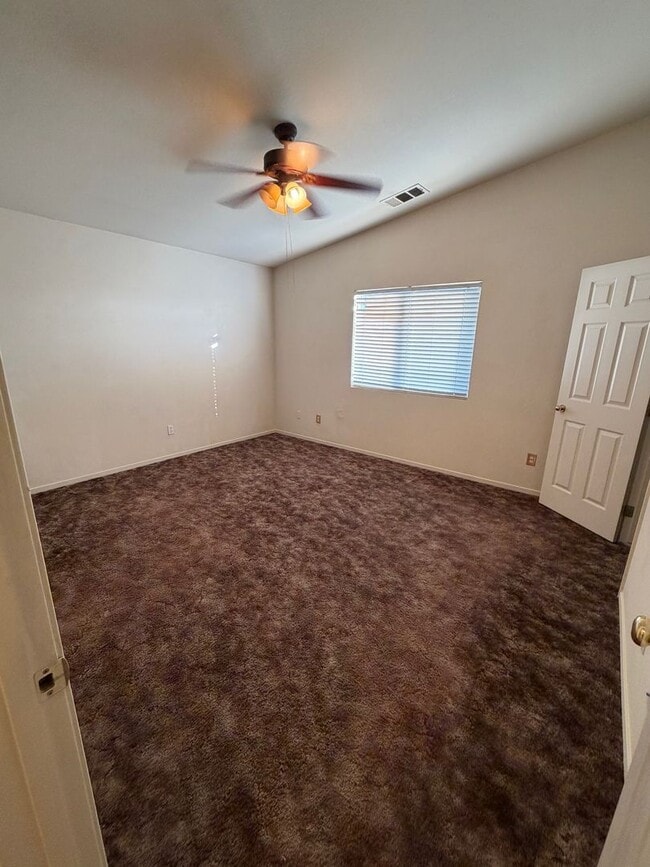 Building Photo - Nice home for rent in Hanford