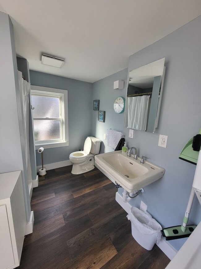 Building Photo - Fully Furnished Single Family Home In Akron