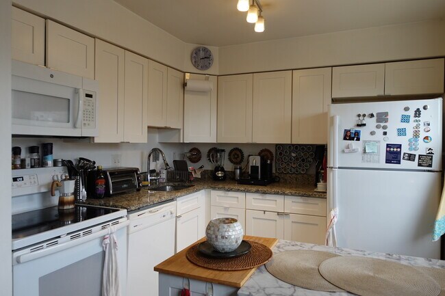 Building Photo - 2001 Fort Davis St SE