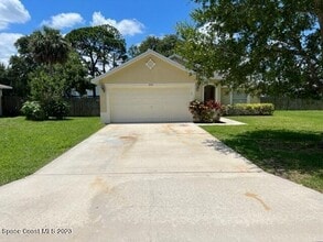 Building Photo - 2576 Southover Dr NE